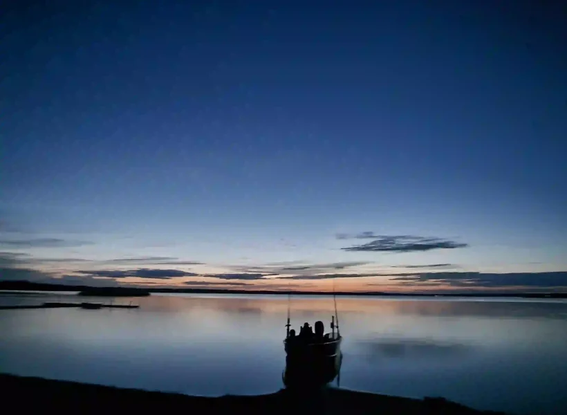 camper-mieten-am-see-bei-sonnenuntergang
