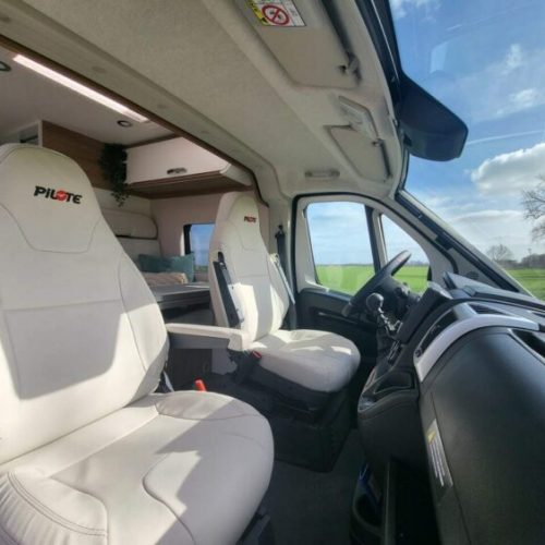 Cockpit des Campervans.